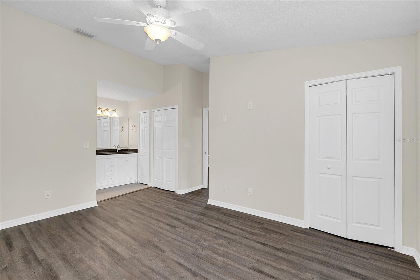 2 closets &amp; vaulted ceiling in primary
