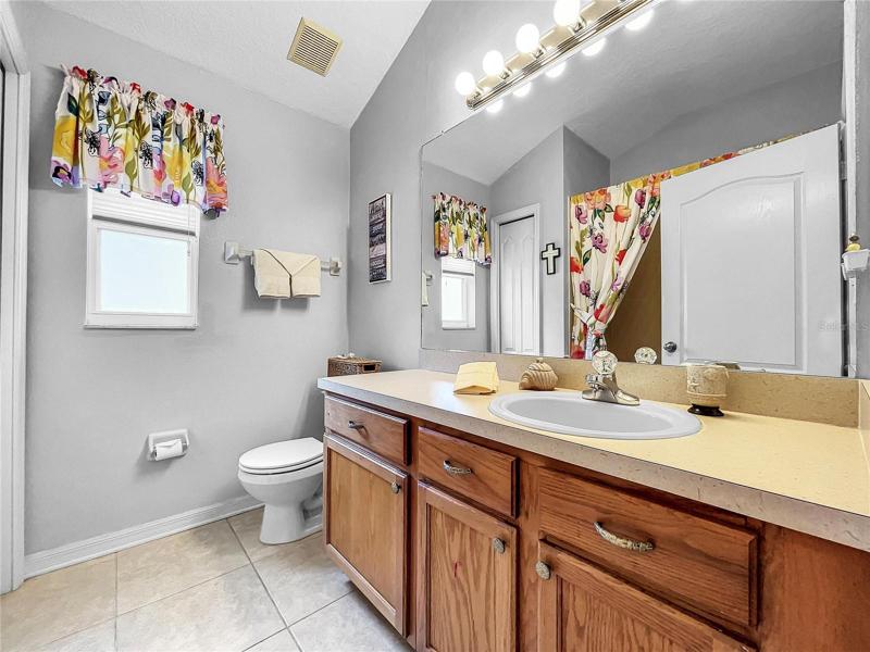 2nd Bathroom between the extra bedrooms