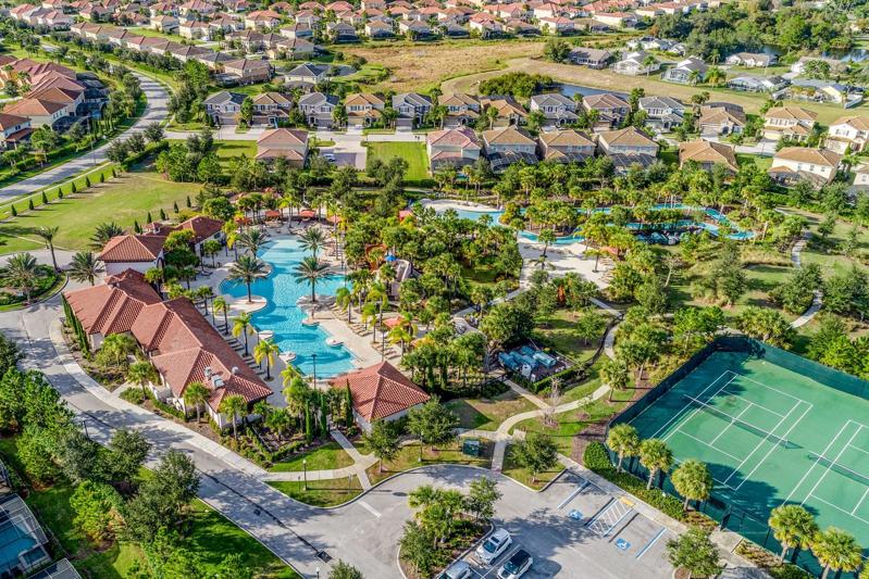 Conveniently located with easy access to I-4 and Hwy 27, for a quick commute to area theme parks (Disney!), shopping, dining and entertainment!