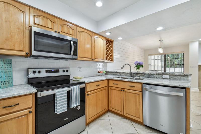 What a bright beautiful kitchen!