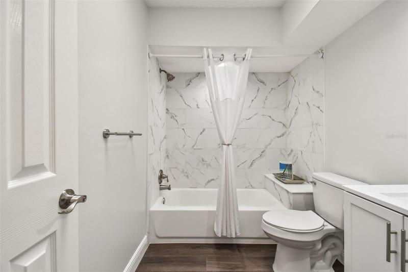 Skylight makes this bath bright!