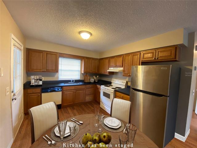KITCHEN                    VIRTUALLY STAGED