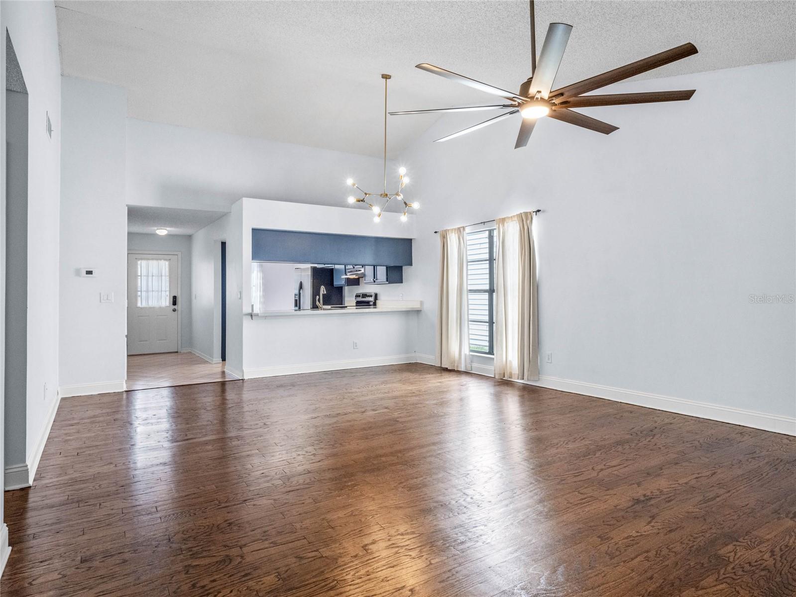 Light &amp; Bright Family / Dining Room Combo
