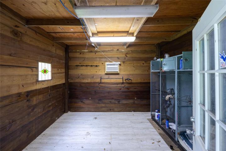 Large Barn W Stalls & Tack
