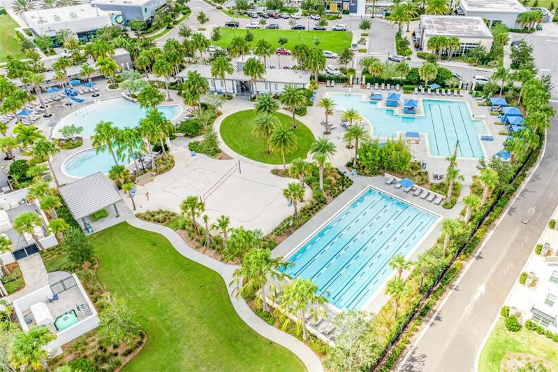 An easy commute to 417, 528 and the Orlando Int'l Airport and less than 30 minutes to Downtown Orlando & the Disney Parks!