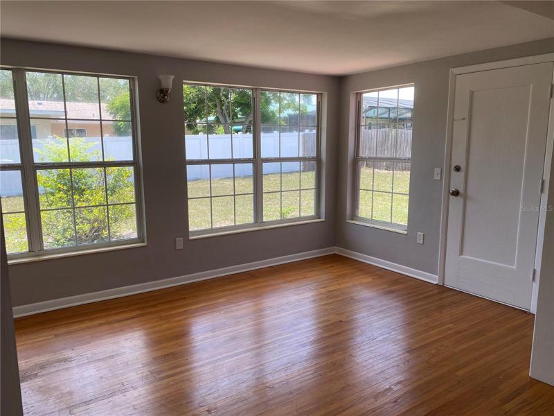 FLORIDA ROOM WITH DOOR LEADING TO BACKYARD