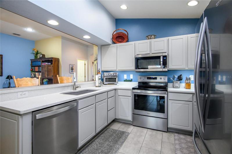 KITCHEN - STAINLESS STEEL APPLIANCES