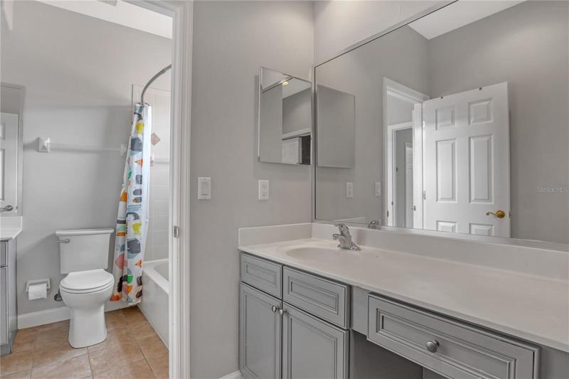 jack/jill bathroom