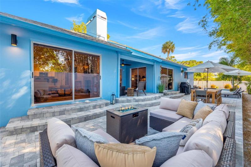 Relax with a great book or some friends and enjoy FL living