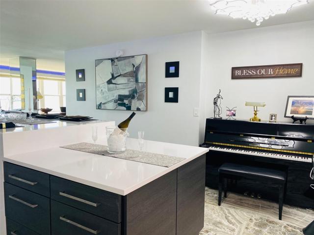 CENTER ISLAND WITH SIX DRAWERS