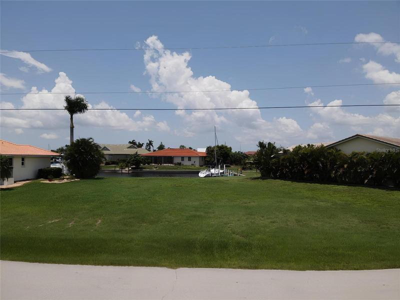 This lot is located on a private cul-de-sac lot