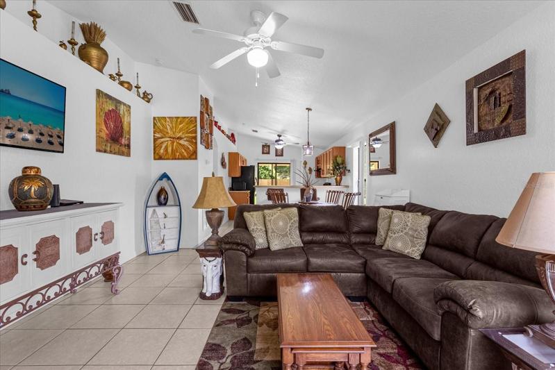 Living/Dining Comgo