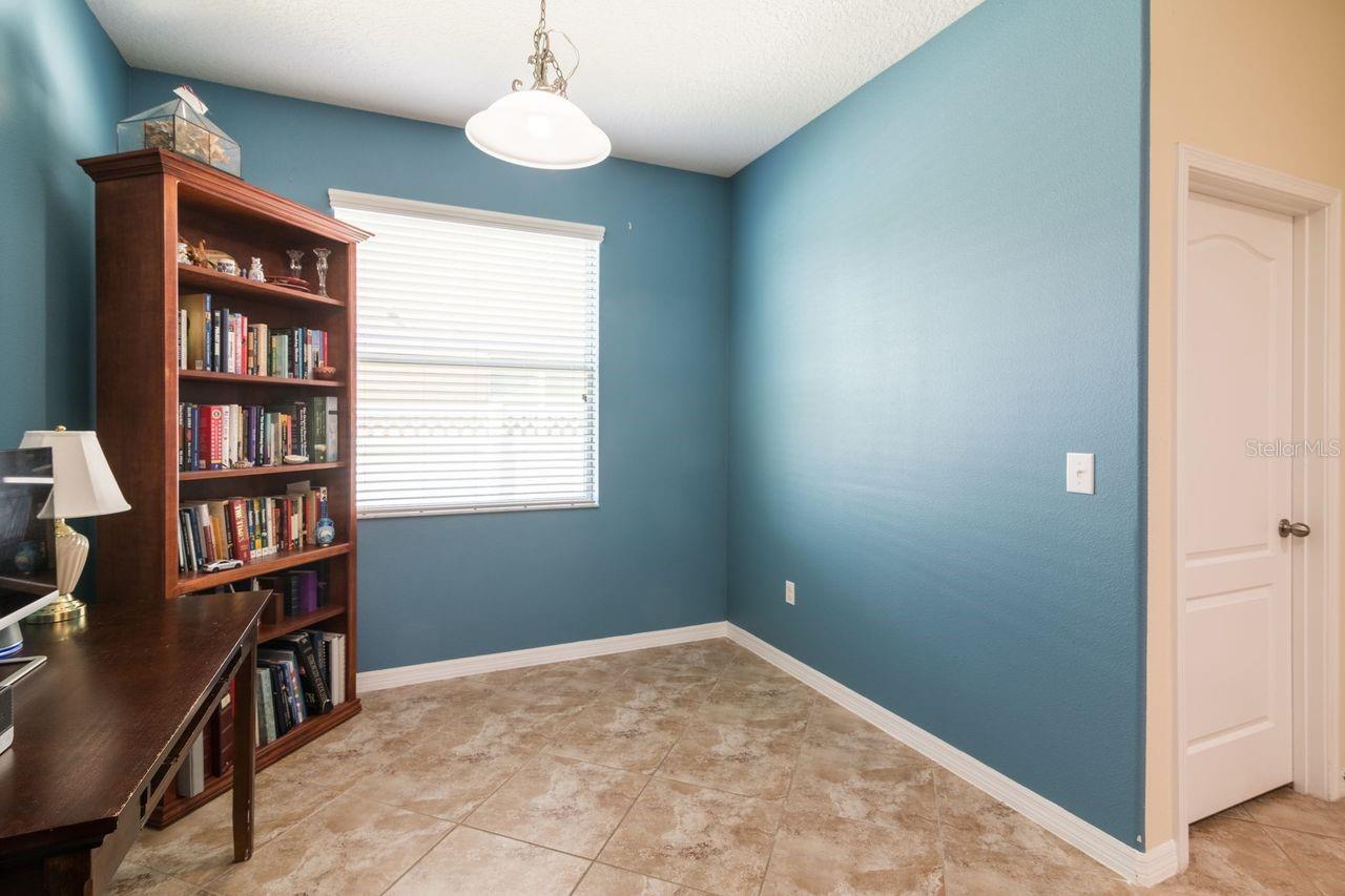 BREAKFAST NOOK AREA.