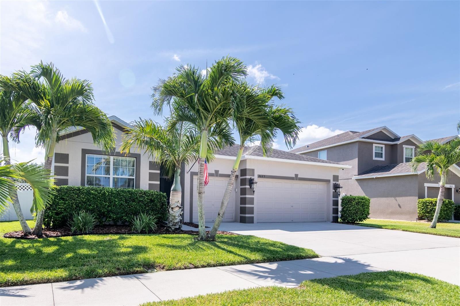 BEAUTUFL CURB APPEAL!