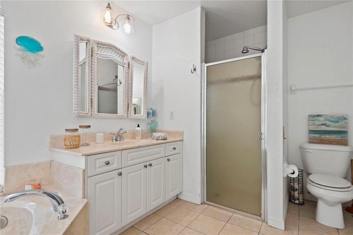 Master Bath, Garden Tub, Duel vanities and walk-in shower