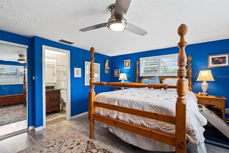 Ensuite owners bathroom and large walk in closet