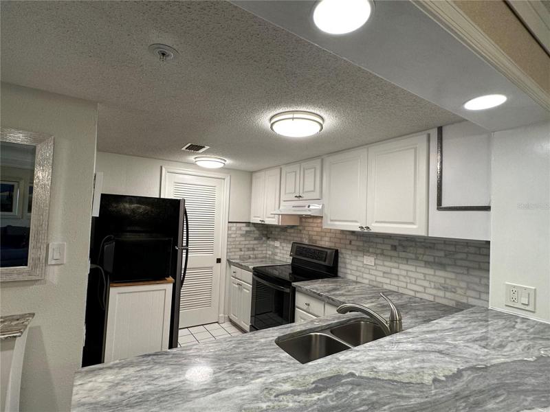 Kitchen - Granite, newer appliances