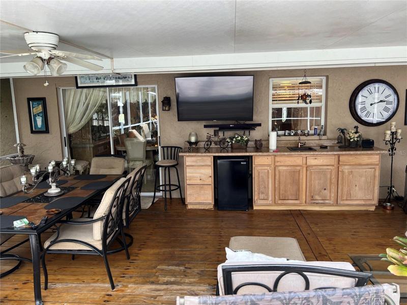 Huge Lanai