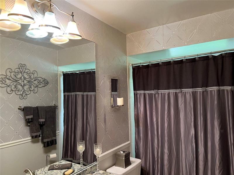 Guest Bath w/Tub