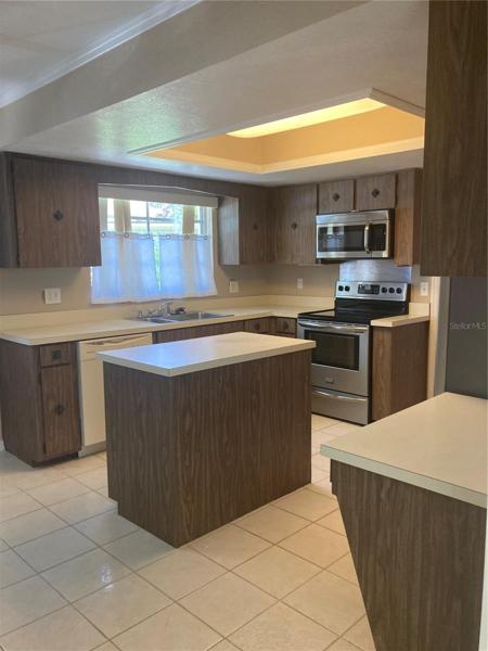 Large kitchen with center island.