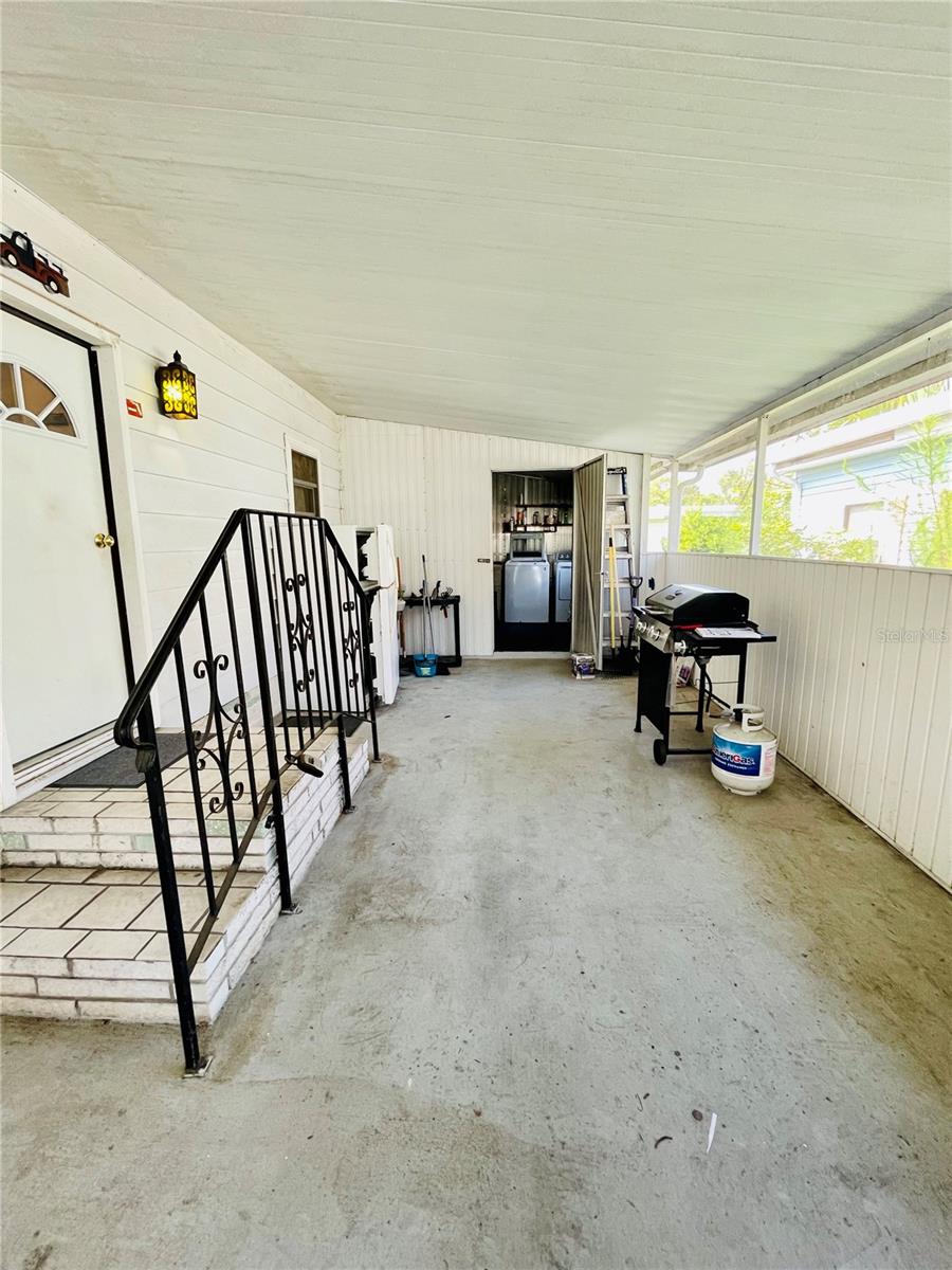 Front screened lanai off of carport w/ Laundry entry