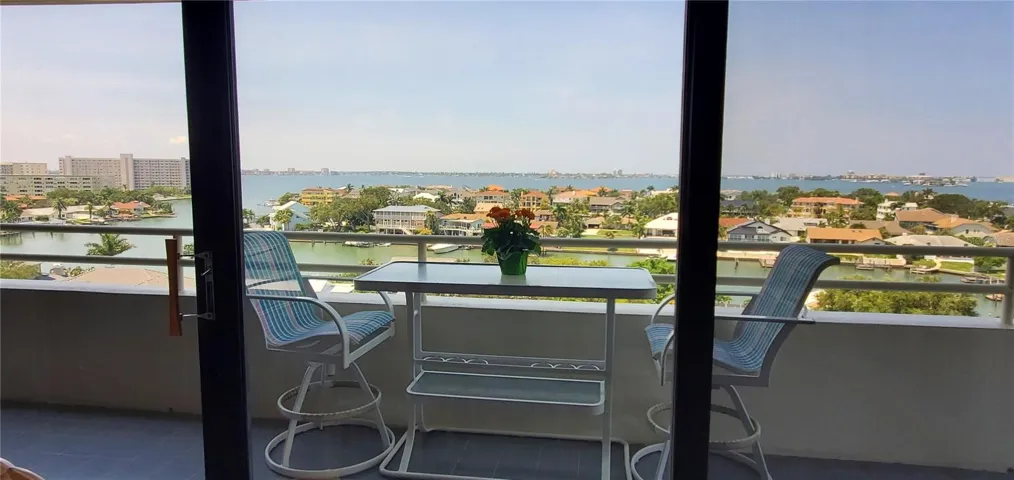 Floor to ceiling sliding glass window walls, 9th floor waterfront panorama