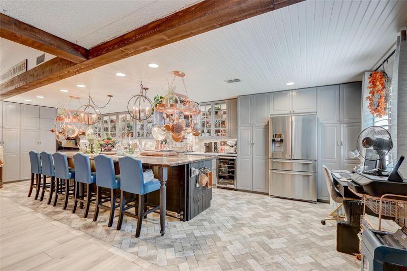 Perfectly situated in the heart of the home, this kitchen gives you everything you could want… and more!