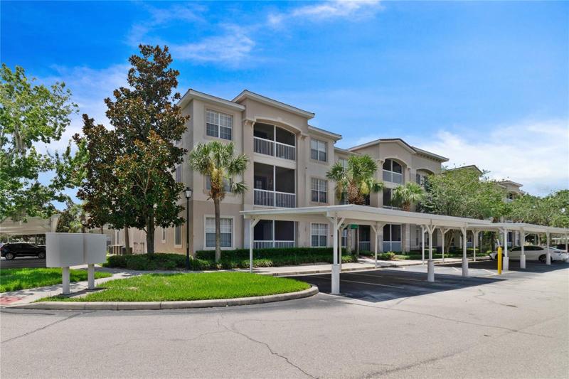 Low maintenance living just minutes from shopping, dining and theme parks with a **MOVE IN READY** bright **OPEN FLOOR PLAN** and ceramic tile/ wood laminate floors throughout!