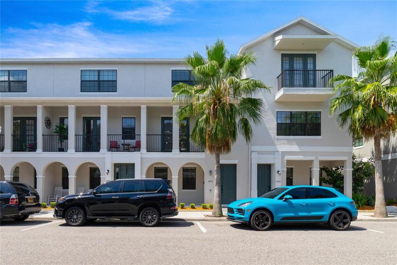 Low maintenance, open concept, modern finishes and great walkability - welcome to Cats Claw Lane in Avalon Park!