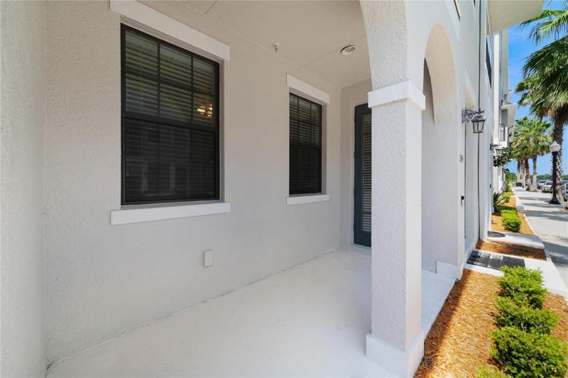 Covered front entry/porch!