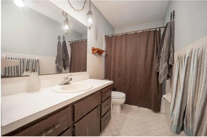 Spacious bathroom with shower/tub combo