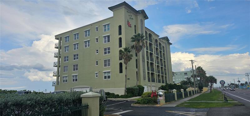 Flores de la Playa Building