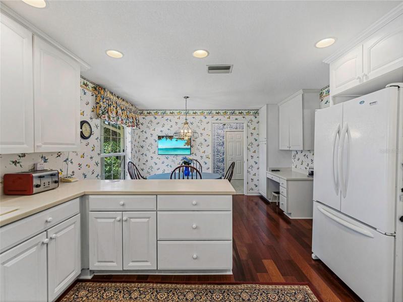 Kitchen looking to eat in area