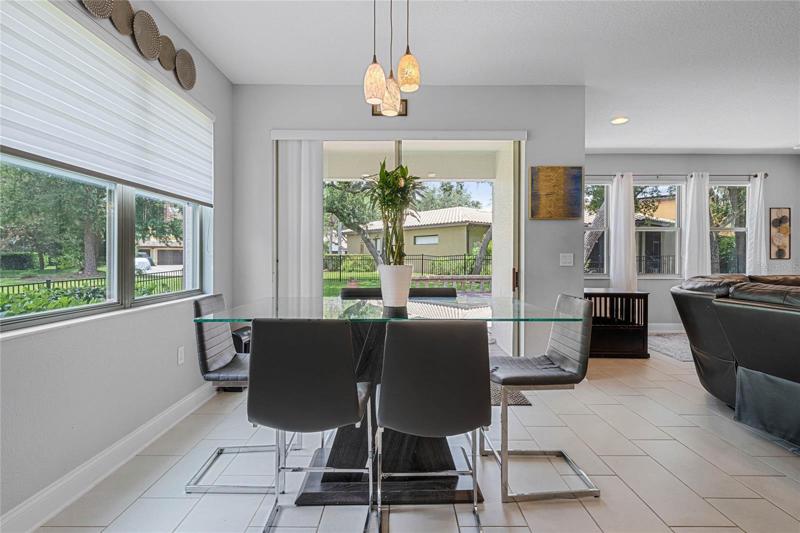 Dinette bathing in Florida light