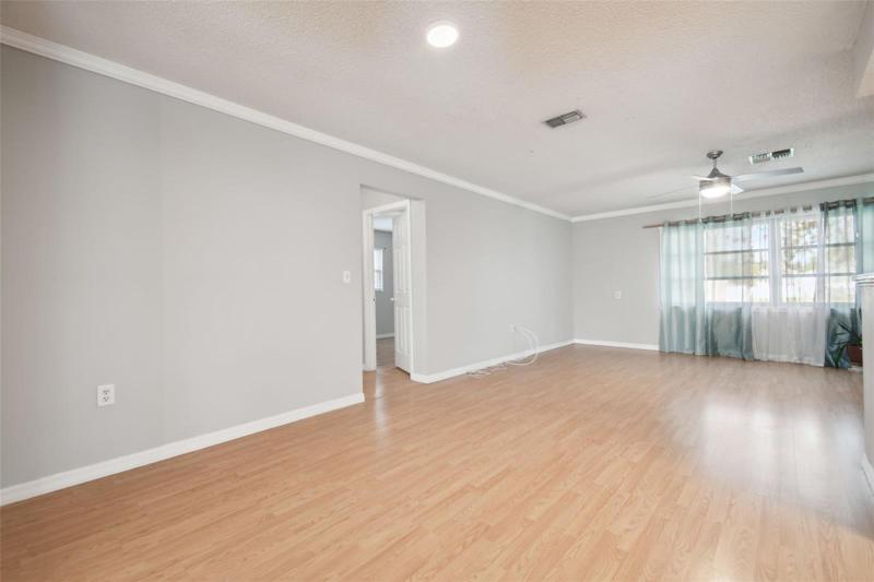 Living Room/Dining Area