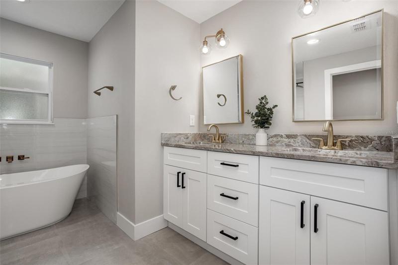 Primary En-suite Bathroom