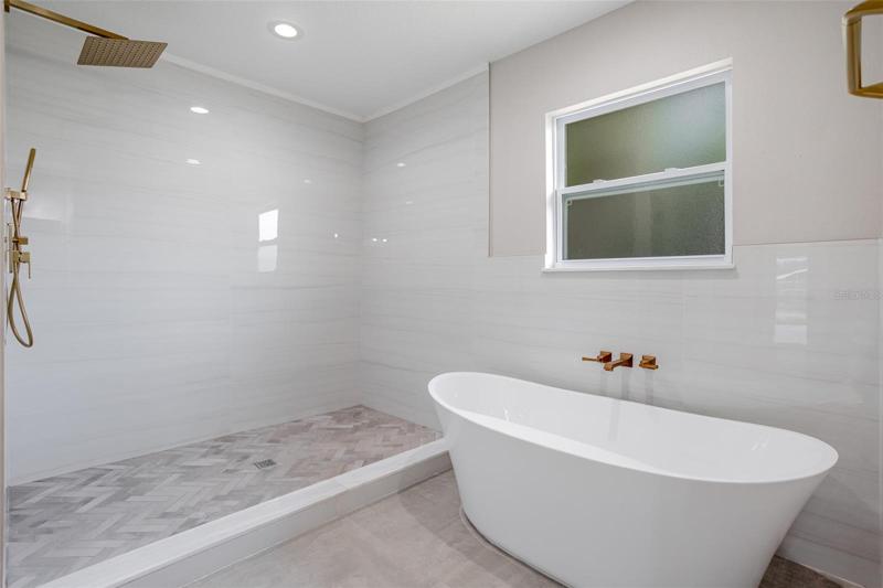Primary En-suite Bathroom