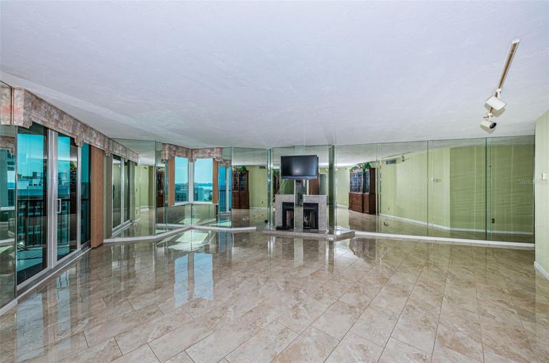 Large Grand Salon with Million $$ Views of the Water!