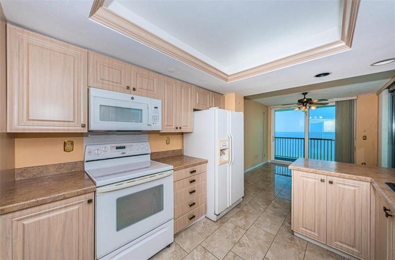 Kitchen / Bonus Room combination!