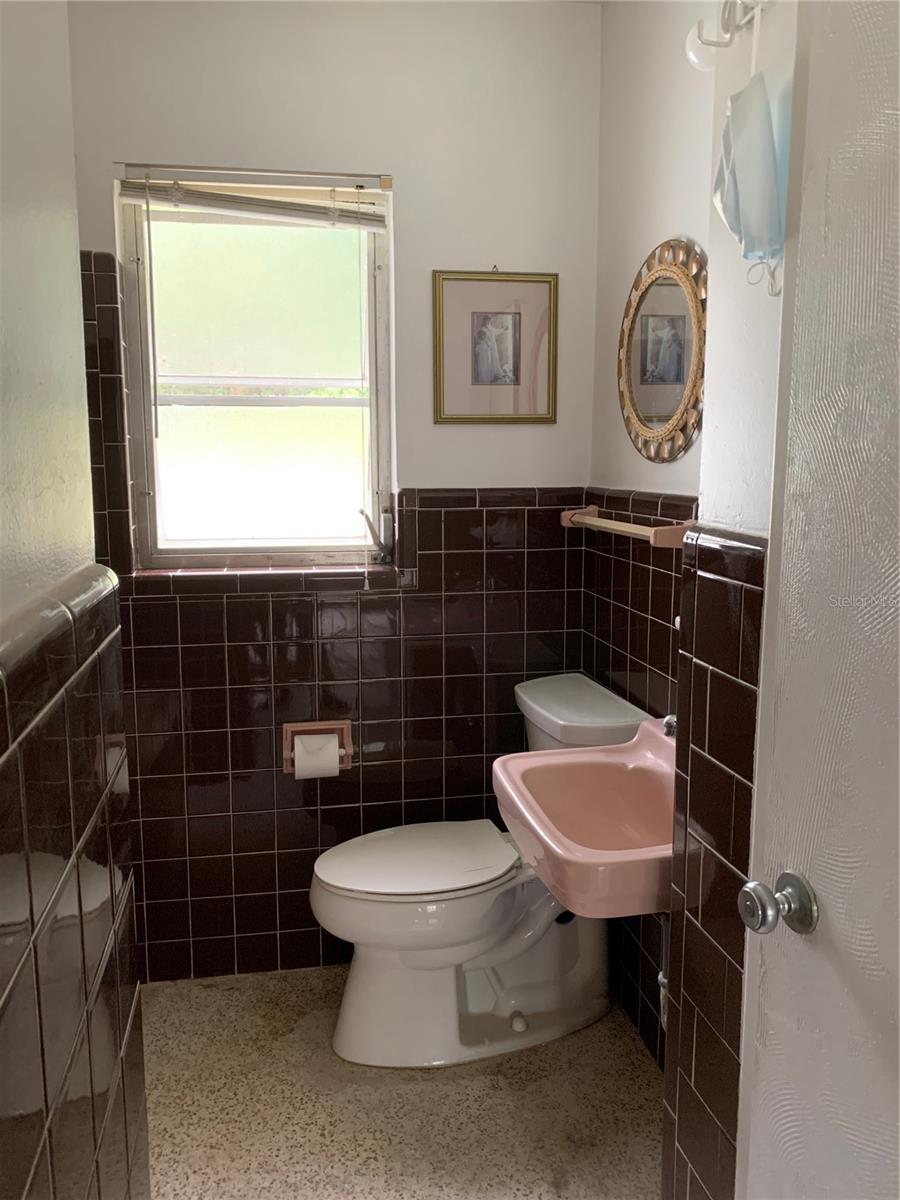Bathroom 1 - View 1 Check out the retro tile colors!