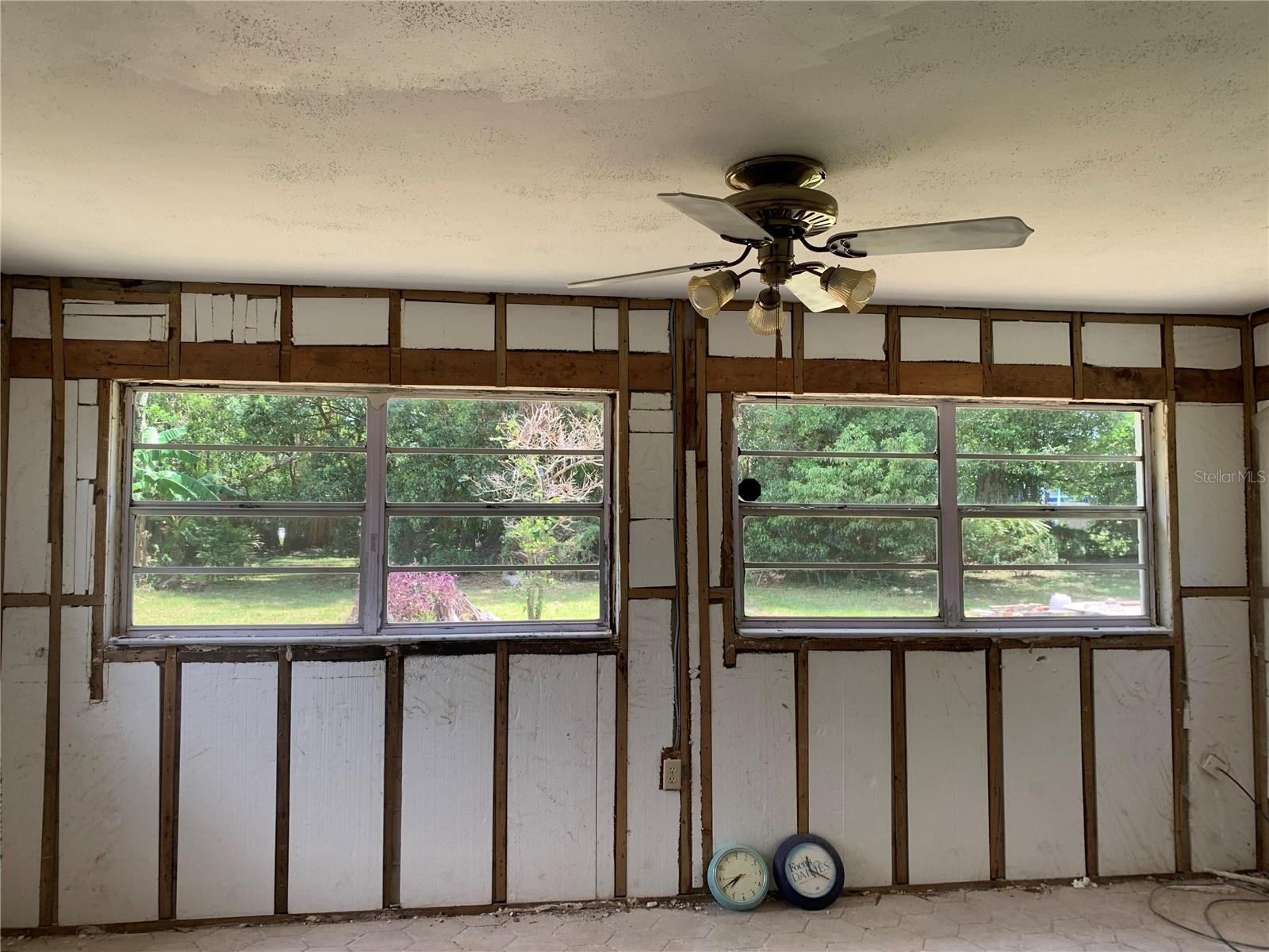 View 2 of Florida room showing the gorgeous oversized backyard!