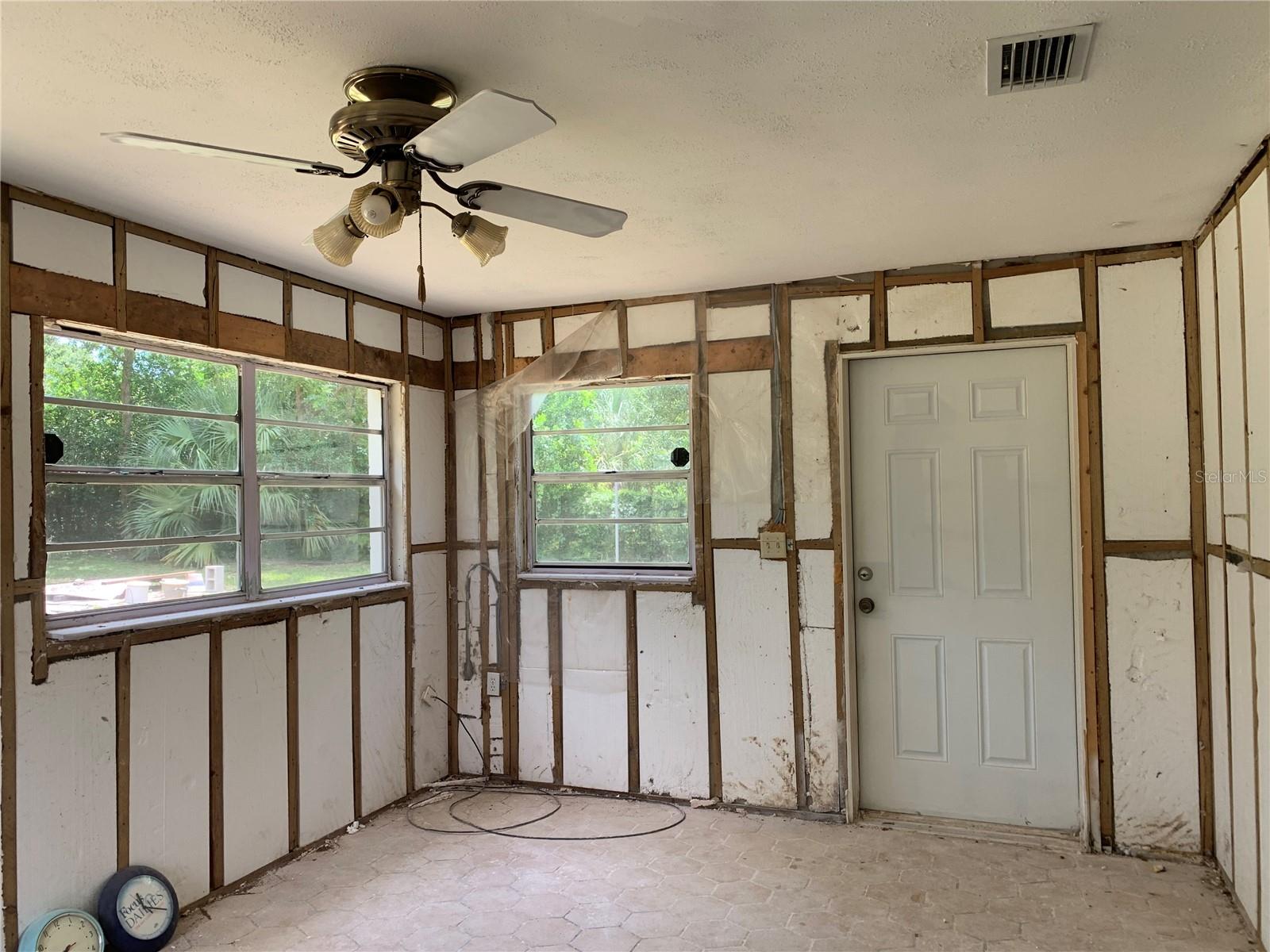 View 3 of the Florida room. Easy access to the backyard!
