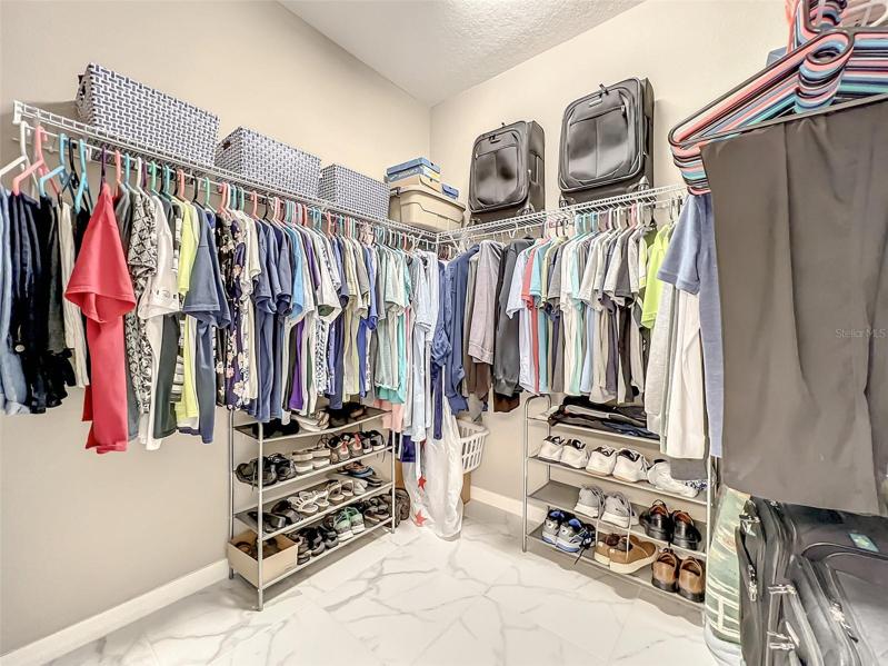 En-suite Walk-In Closet