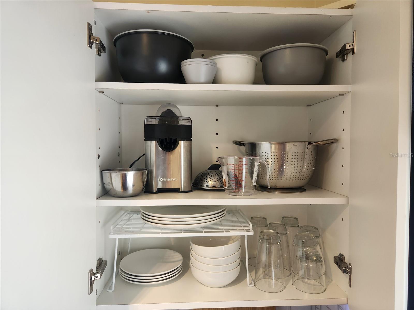 Dishes and cooking equipment W juicer