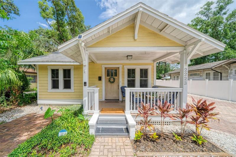2221 Front Unit 3/2 Currently on Airbnb Schedule