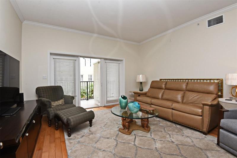 Living Room Pic 4