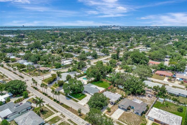 Just a few minutes drive to Southside Village, Southside Elementary, Downtown, and Siesta Key