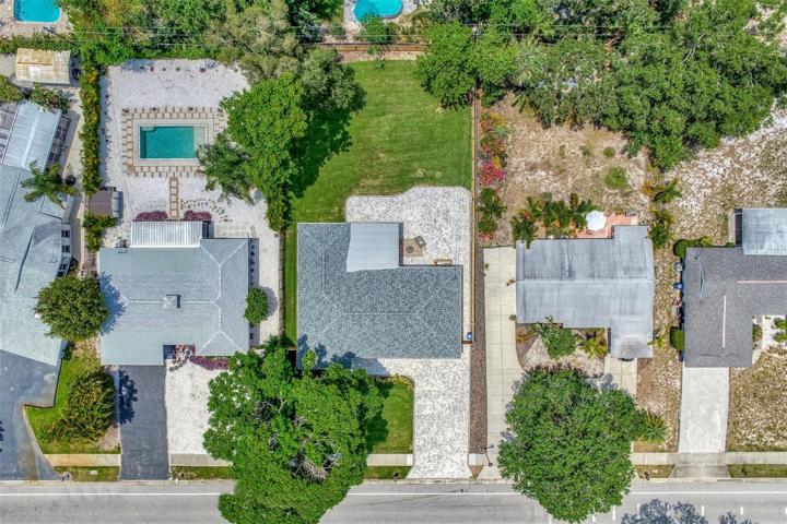 Amazing backyard, note the brand new roof