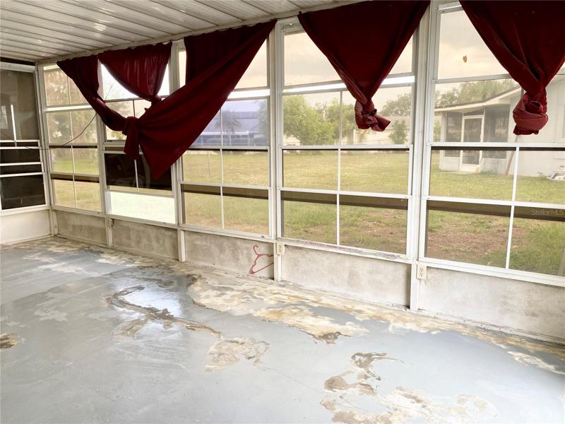 5775 Screened in patio