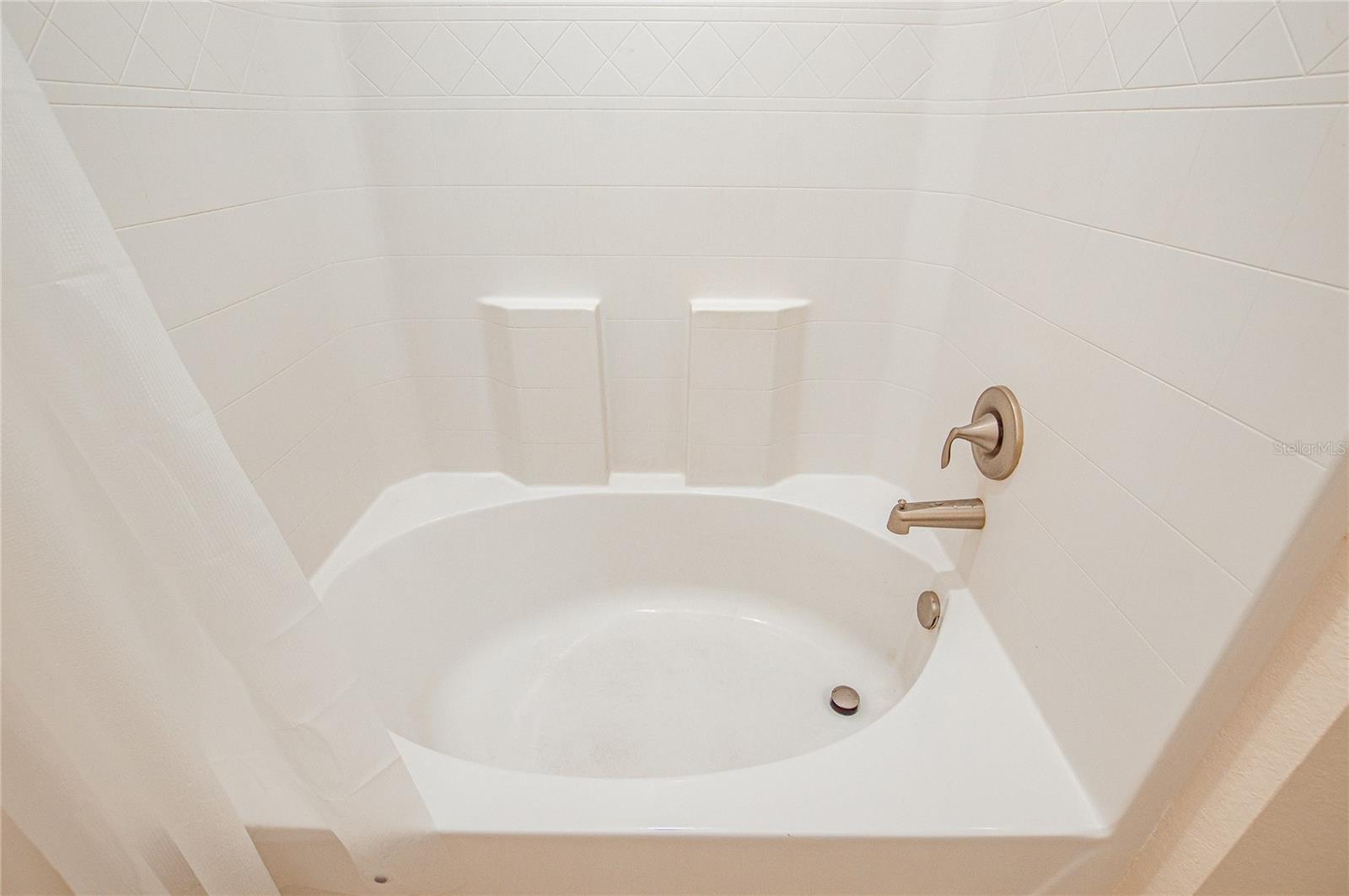 Large garden tub!